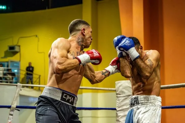heavyweight boxing match arena